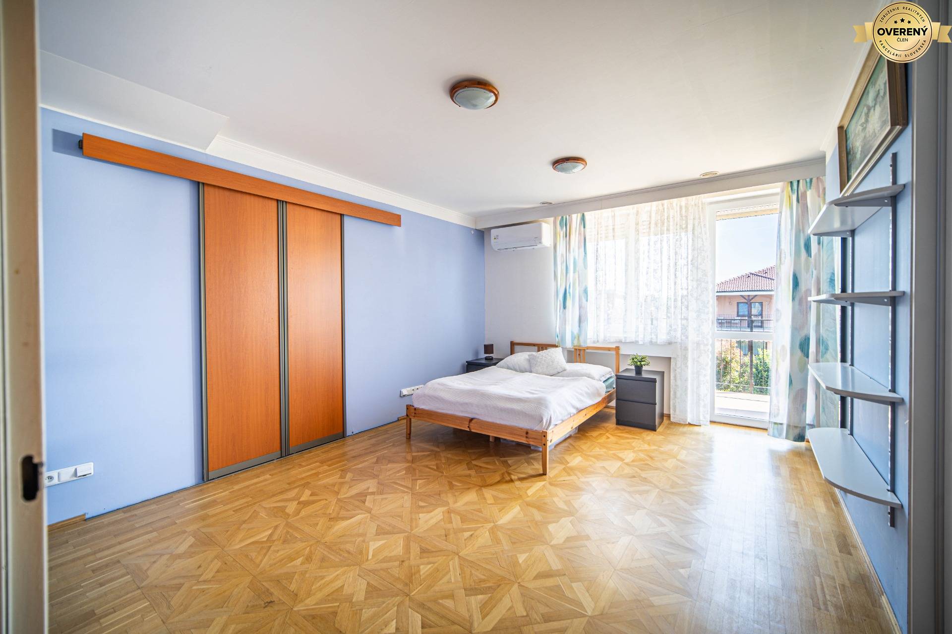 Rodinny dom na predaj Pezinok spalna so satnikom