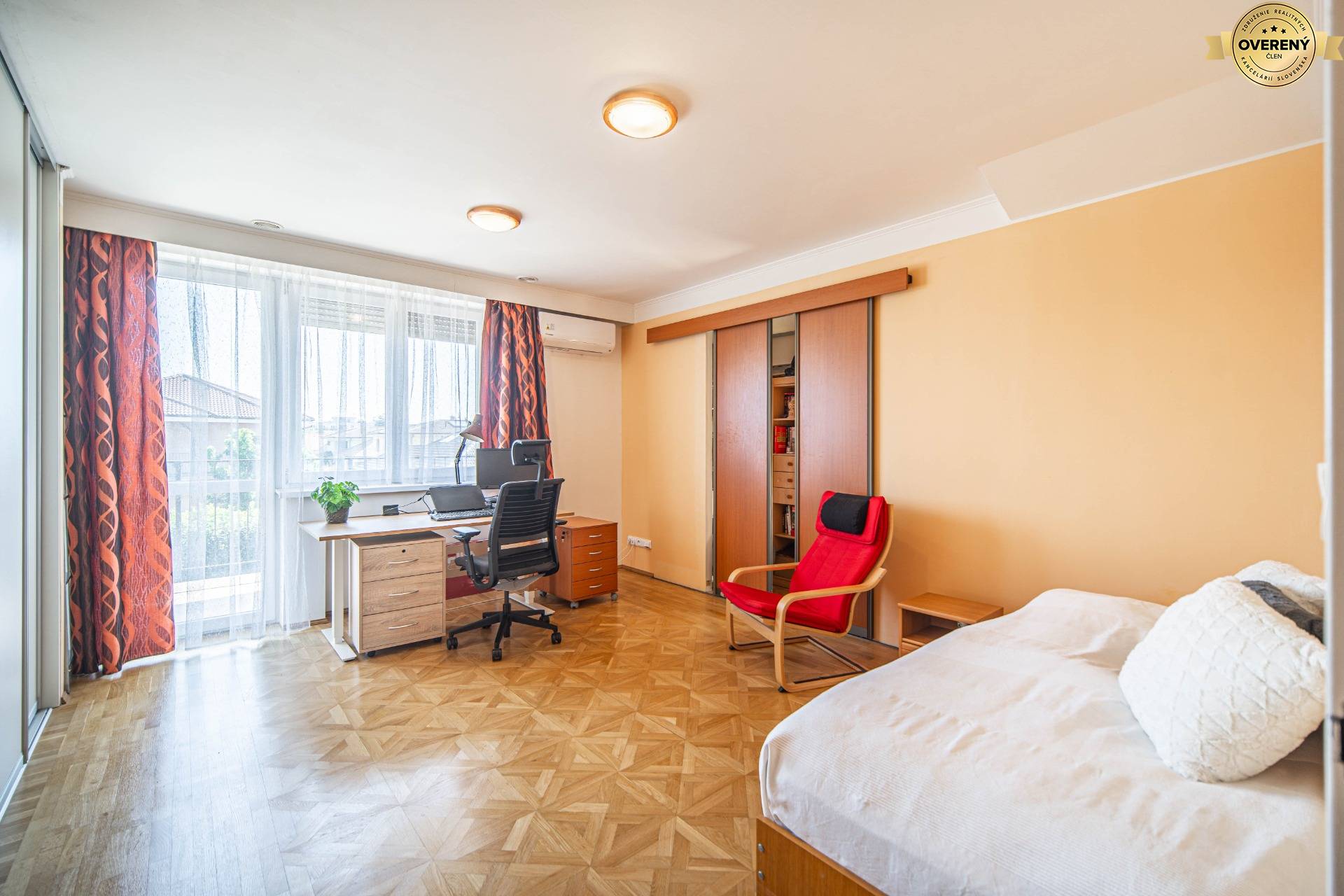 Rodinny dom na predaj Pezinok izba so satnikom